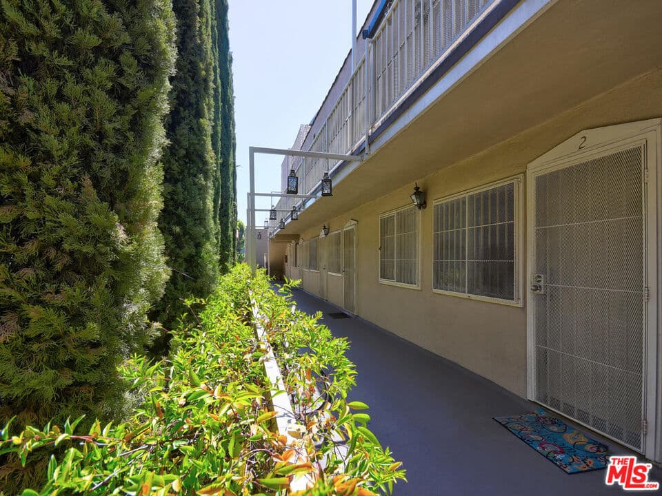 2 bd, 1 ba Apartment in Los Angeles, CA — $2,145/mo — photo 2
