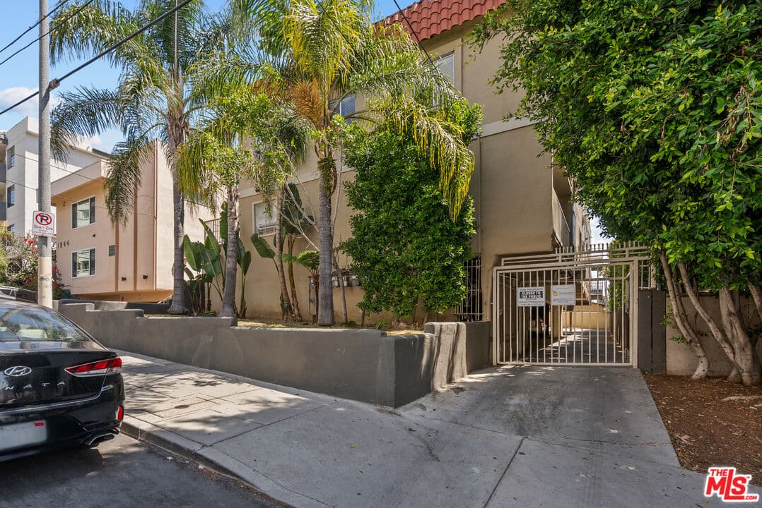 2 bd, 2 ba Apartment in Los Angeles, CA — $2,045/mo — photo 2