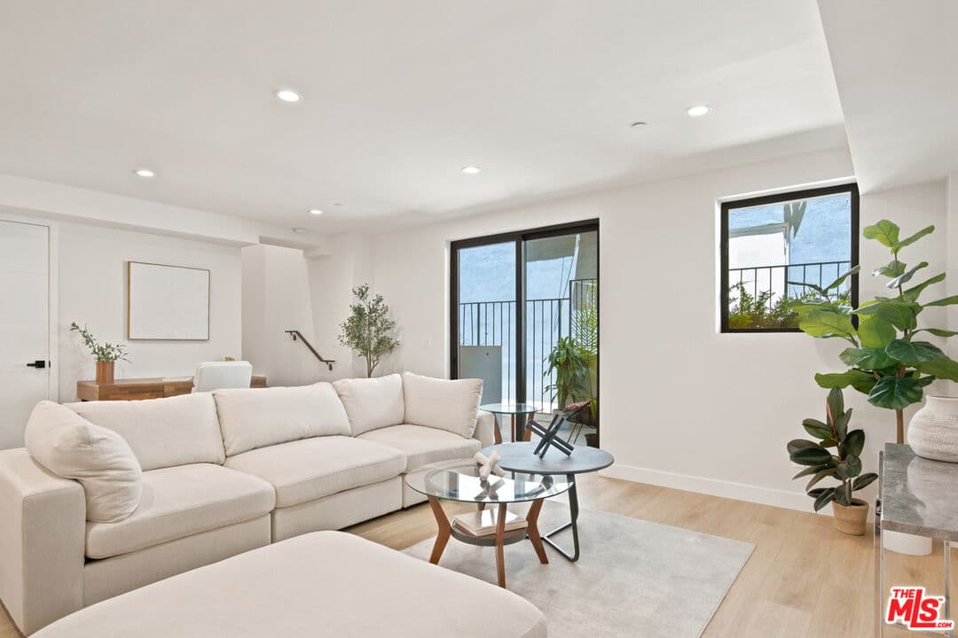 3 bd, 3 ba Townhouse in Los Angeles, CA — $6,395/mo — photo 2