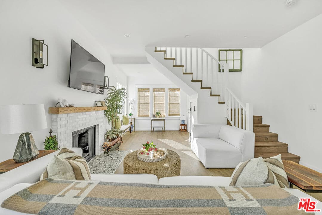 3 bd, 2 ba Townhouse in Los Angeles, CA — $8,240/mo — photo 2