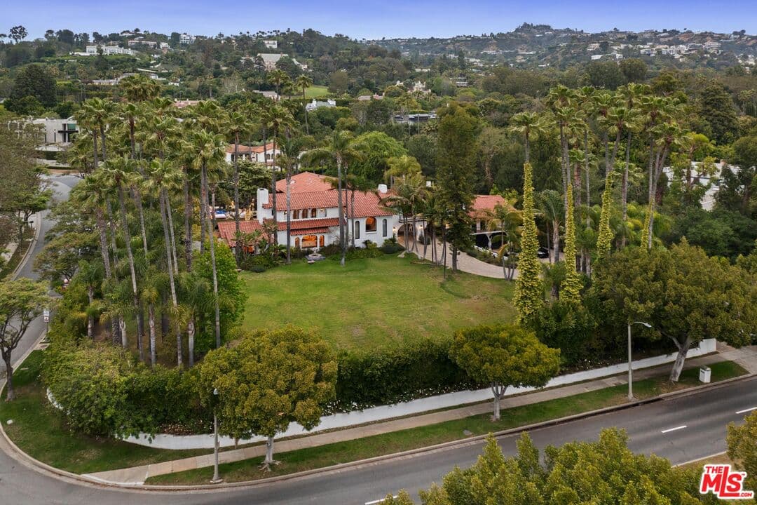 9 bd, 13 ba House in Beverly Hills, CA — $98,000/mo — photo 2