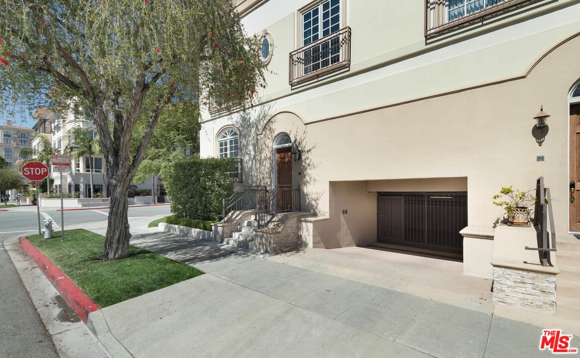 3 bd, 4 ba Townhouse in Beverly Hills, CA — $13,000/mo — photo 2