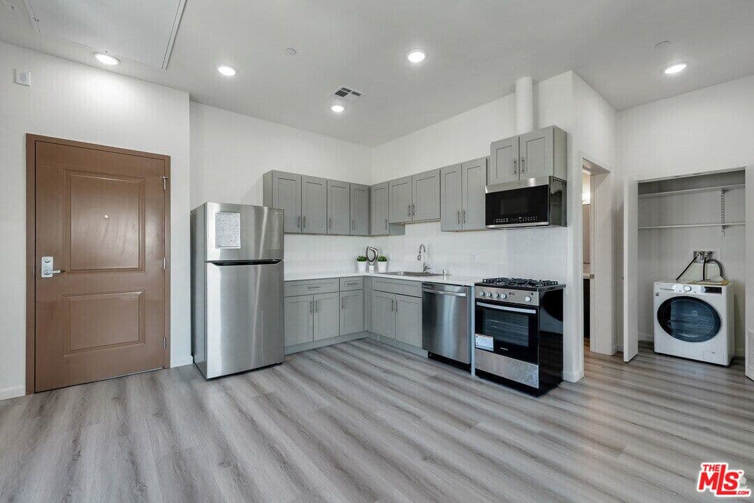 Studio, 1 ba Townhouse in Los Angeles, CA — $1,800/mo — photo 2