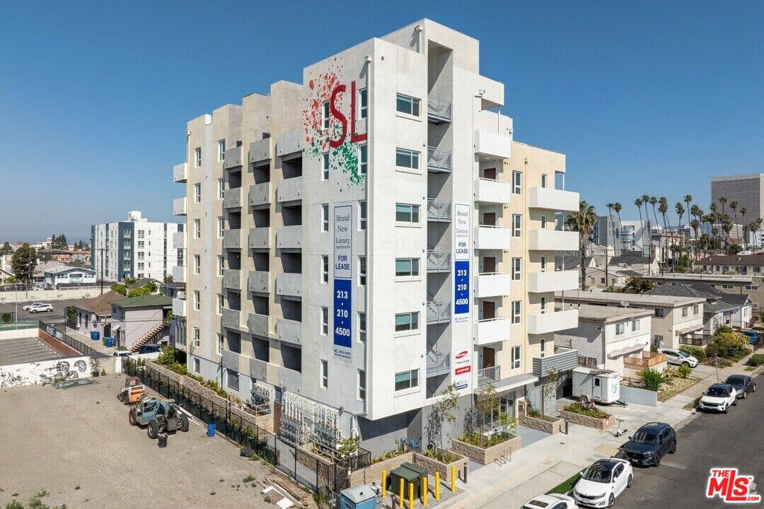 Studio, 1 ba Townhouse in Los Angeles, CA — $1,800/mo — photo 1
