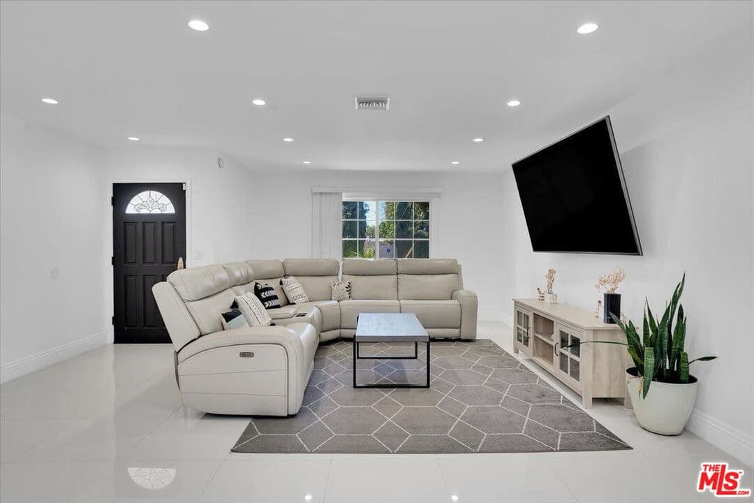 3 bd, 2 ba House in West Hills, CA — $5,699/mo — photo 2