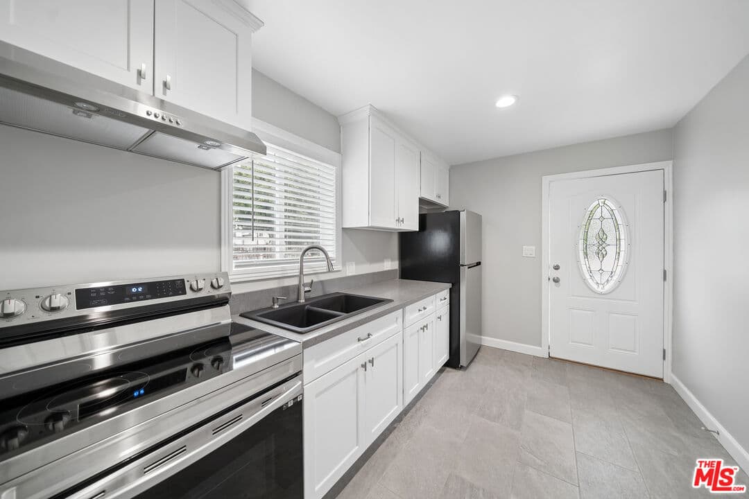 2 bd, 1 ba Townhouse in Los Angeles, CA — $2,050/mo — photo 2
