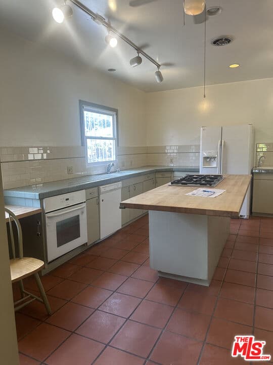 3 bd, 2 ba Apartment in Los Angeles, CA — $5,595/mo — photo 2