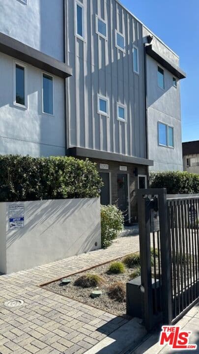 2 bd, 2 ba Townhouse in North Hollywood, CA — $3,250/mo — photo 1