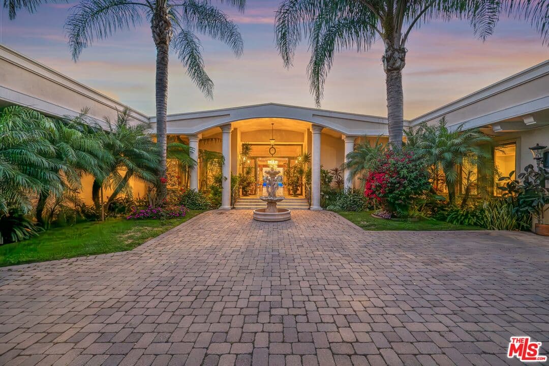 5 bd, 5 ba House in Beverly Hills, CA — $31,500/mo — photo 1