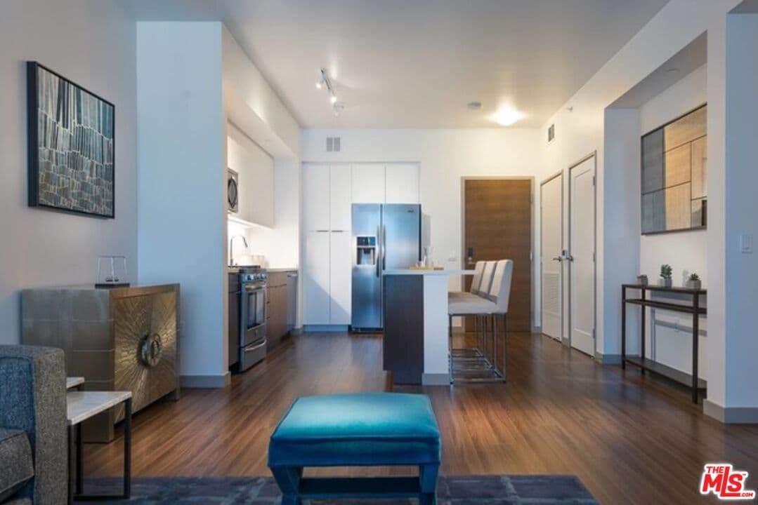 1 bd, 1 ba Apartment in Los Angeles, CA — $2,838/mo — photo 2