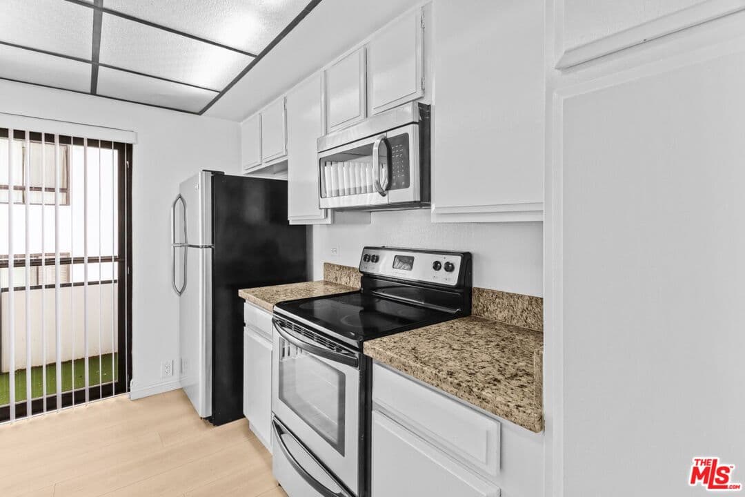 2 bd, 2 ba Condo in Los Angeles, CA — $4,295/mo — photo 2