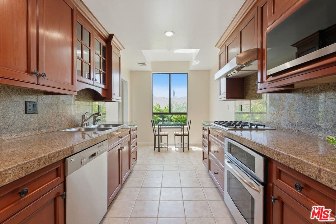2 bd, 2 ba Condo in Los Angeles, CA — $4,650/mo — photo 2