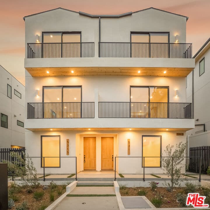 4 bd, 4 ba Townhouse in Valley Village, CA — $5,695/mo — photo 2