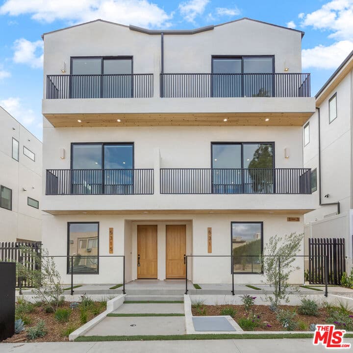 4 bd, 4 ba Townhouse in Valley Village, CA — $5,695/mo — photo 1