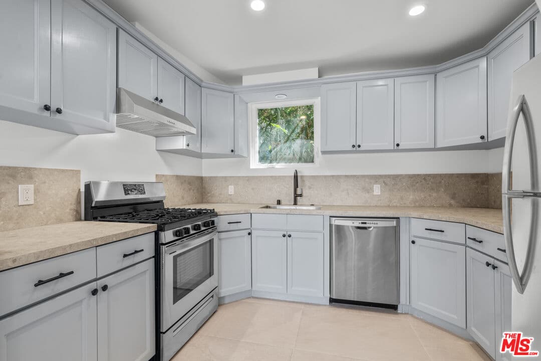 2 bd, 1 ba Townhouse in Venice, CA — $3,988/mo — photo 2