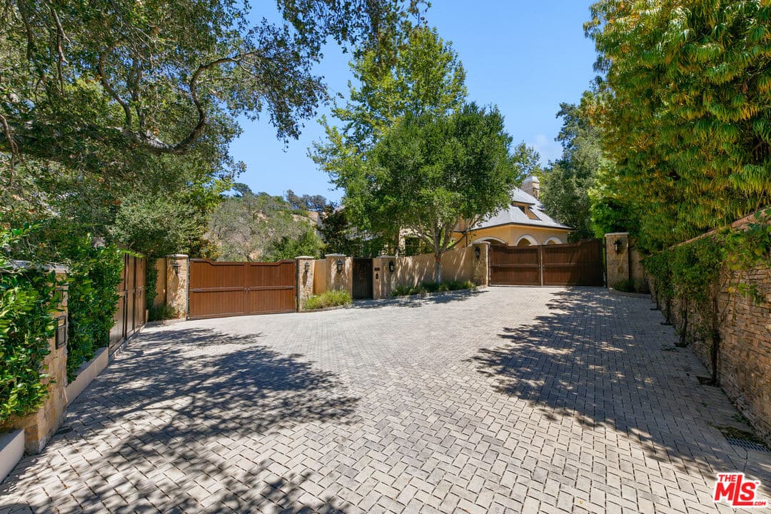 9 bd, 14 ba House in Studio City, CA — $63,000/mo — photo 2