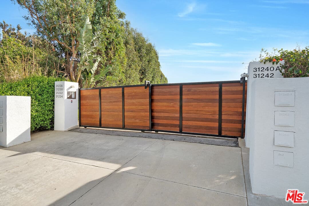 2 bd, 3 ba Condo in Malibu, CA — $12,500/mo — photo 2