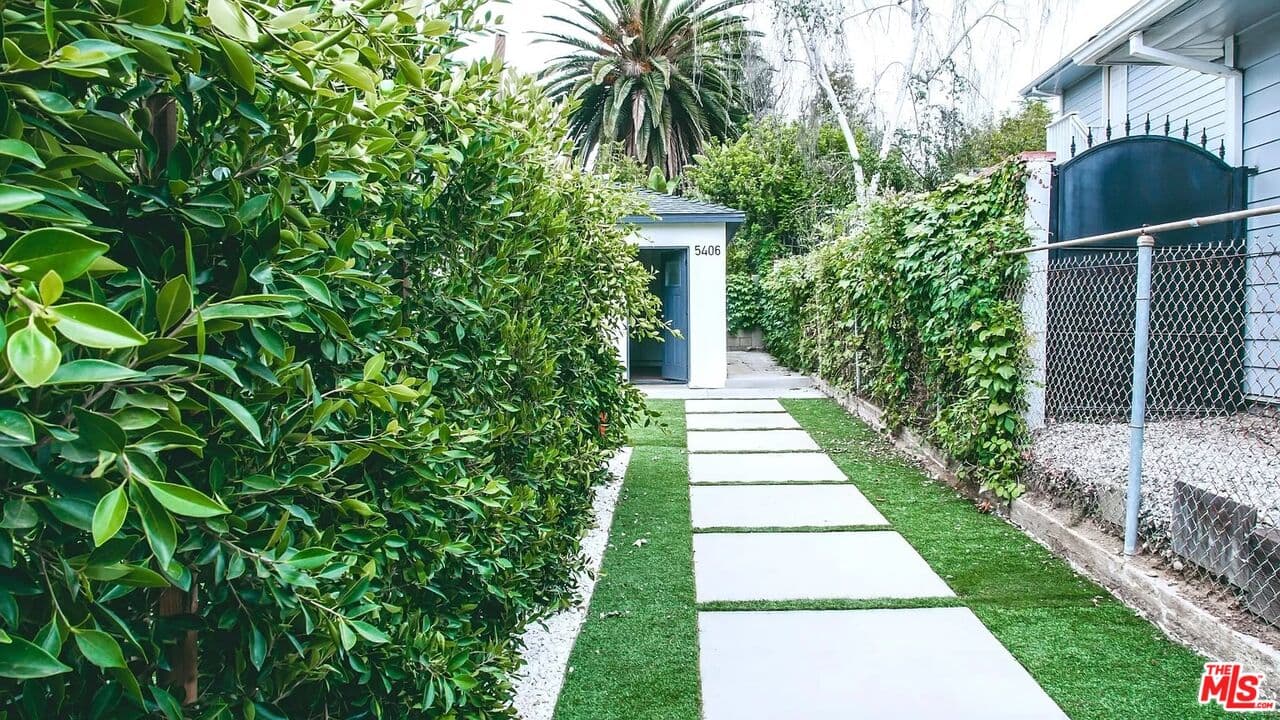 2 bd, 2 ba House in Tarzana, CA — $3,560/mo — photo 1