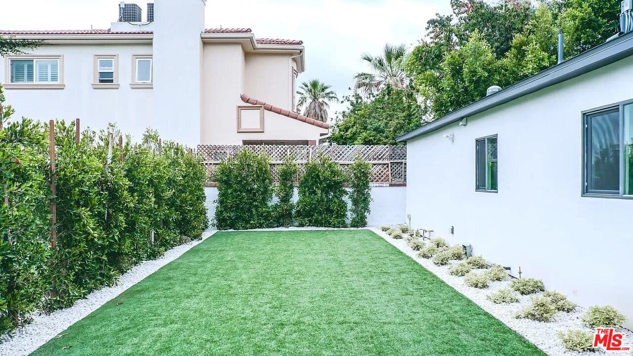 2 bd, 2 ba House in Tarzana, CA — $3,560/mo — photo 2