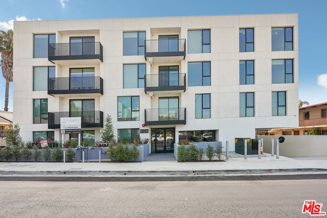 Studio Apartment in Los Angeles — $2,349/mo