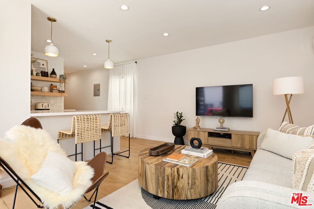 2 bd, 1 ba Townhouse in Venice, CA — $5,250/mo — photo 2