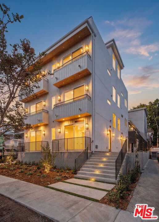 4 bd, 5 ba Townhouse in Los Angeles, CA — $5,995/mo — photo 2