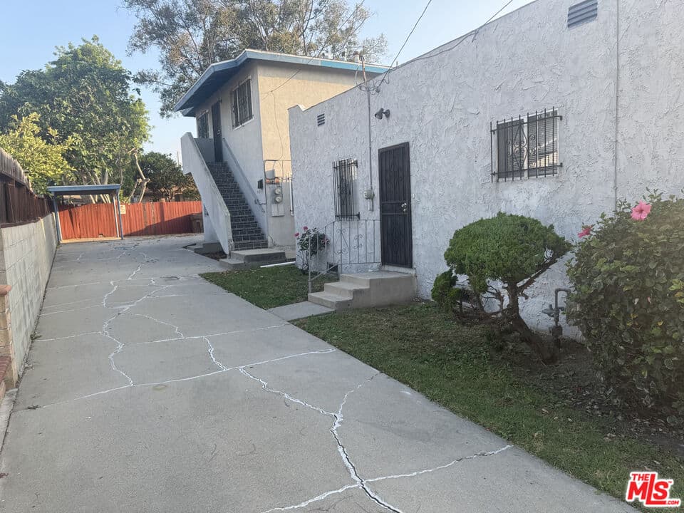 2 bd, 1 ba Townhouse in Los Angeles, CA — $2,500/mo — photo 2