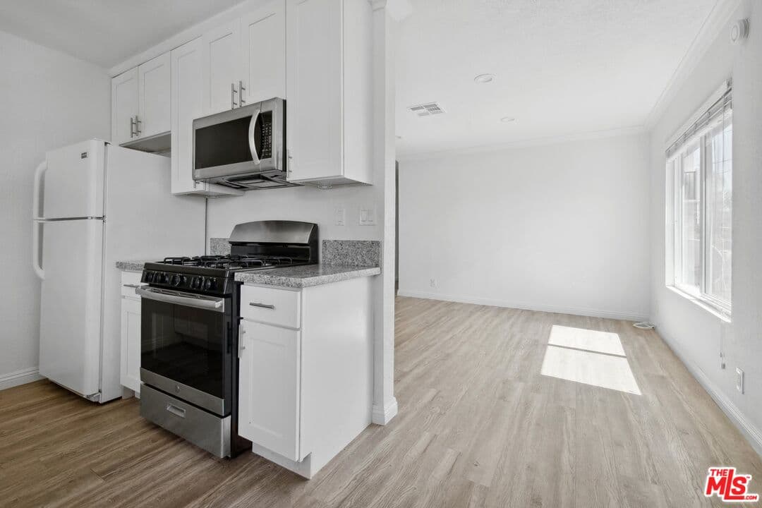 2 bd, 1 ba Townhouse in Los Angeles, CA — $2,490/mo — photo 1