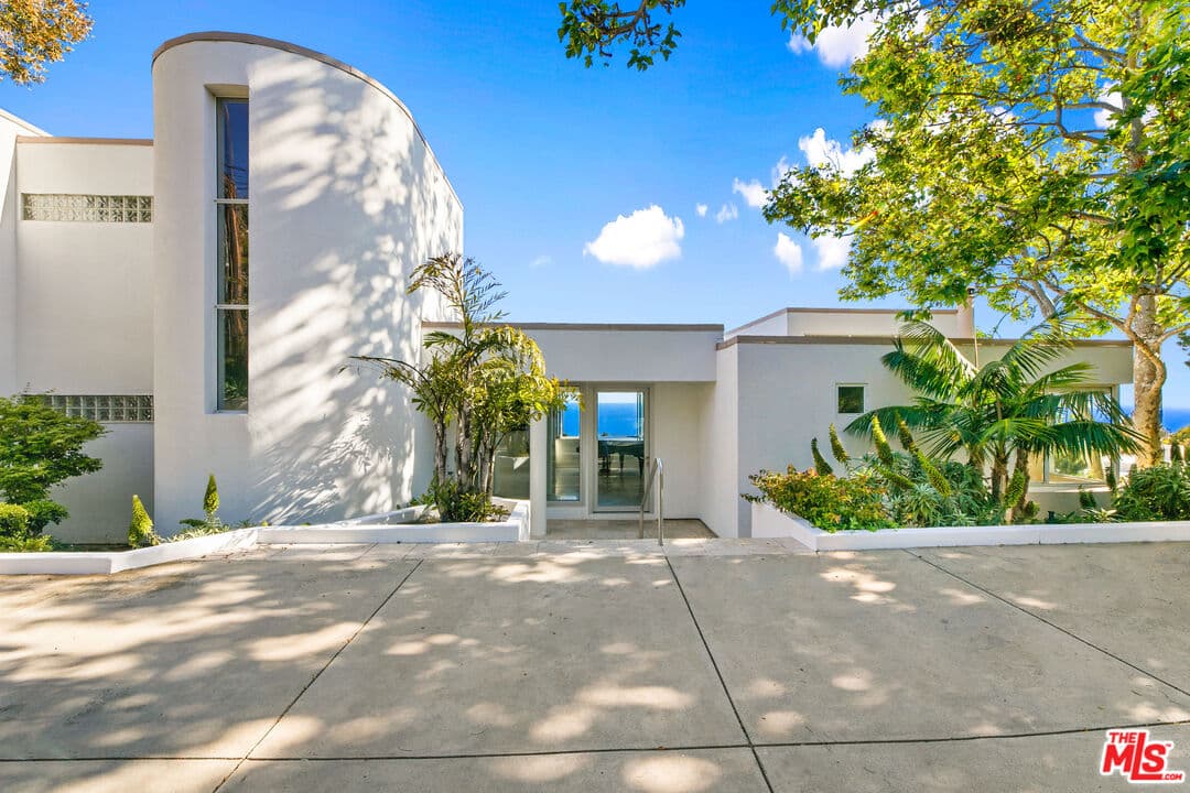 4 bd, 4 ba House in Malibu, CA — $17,500/mo — photo 2