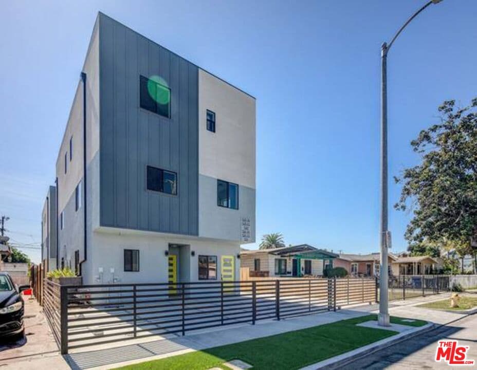 1 bd, 1 ba Townhouse in Los Angeles, CA — $1,890/mo — photo 1