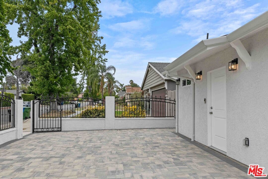 Studio, 1 ba Townhouse in North Hollywood, CA — $1,800/mo — photo 2