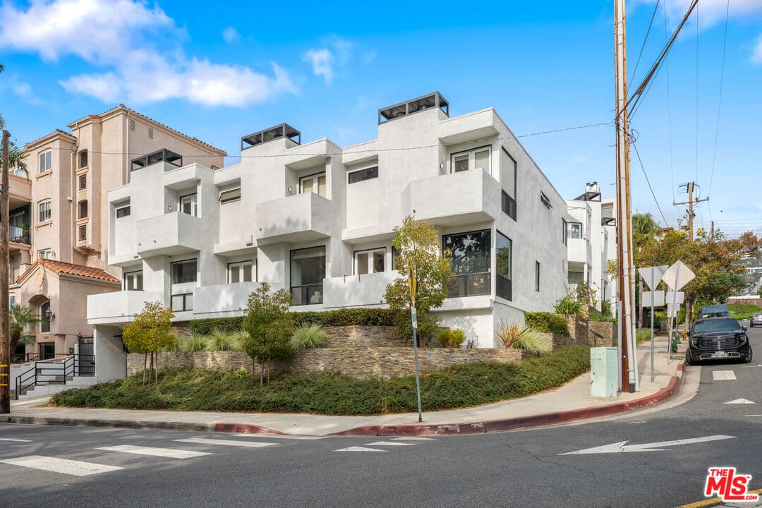 2 bd, 3 ba Townhouse in West Hollywood, CA — $8,500/mo — photo 2