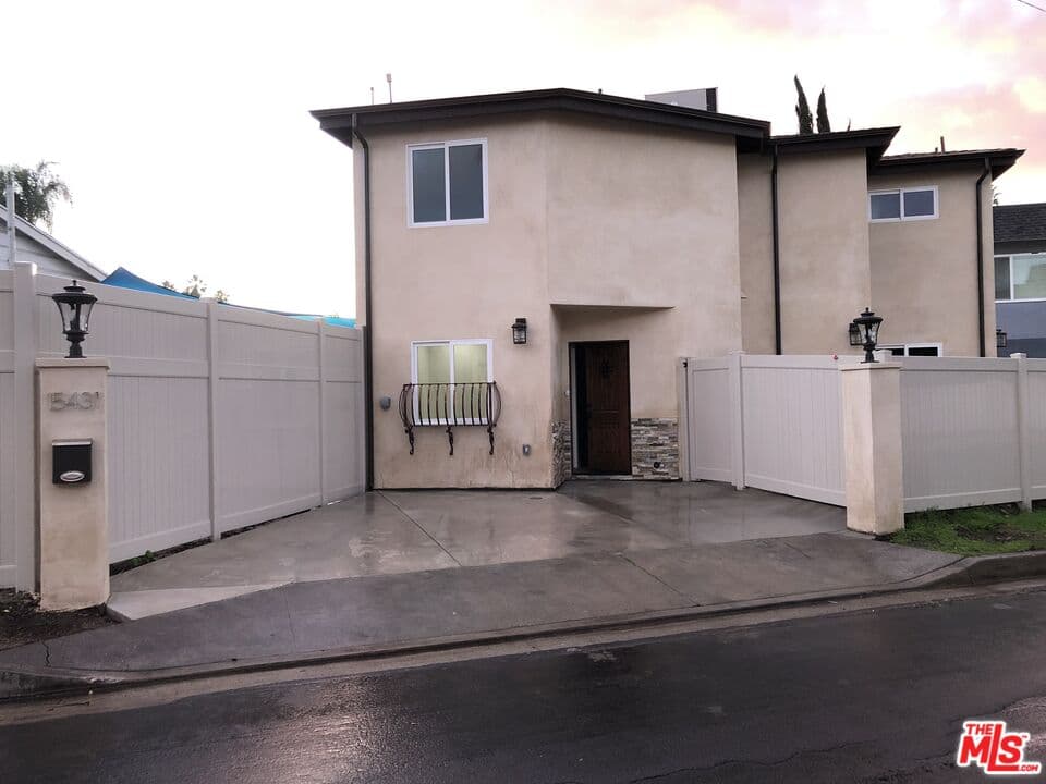 3 bd, 3 ba House in Sherman Oaks, CA — $3,995/mo — photo 1