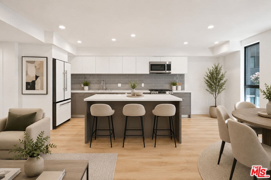 3 bd, 3 ba Townhouse in Los Angeles, CA — $6,195/mo — photo 2