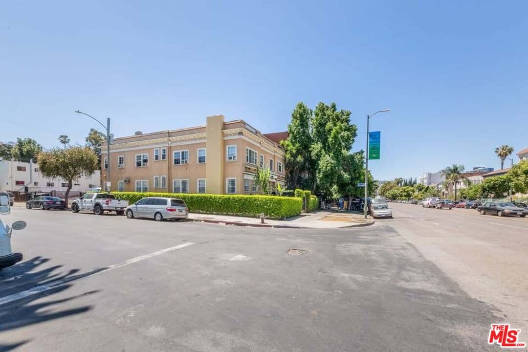 1 bd, 1 ba Townhouse in Los Angeles, CA — $1,990/mo — photo 2