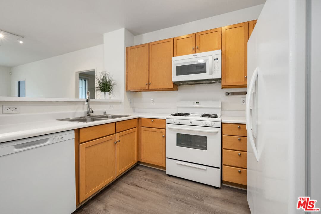 2 bd, 2 ba Condo in Playa Vista, CA — $4,400/mo — photo 2