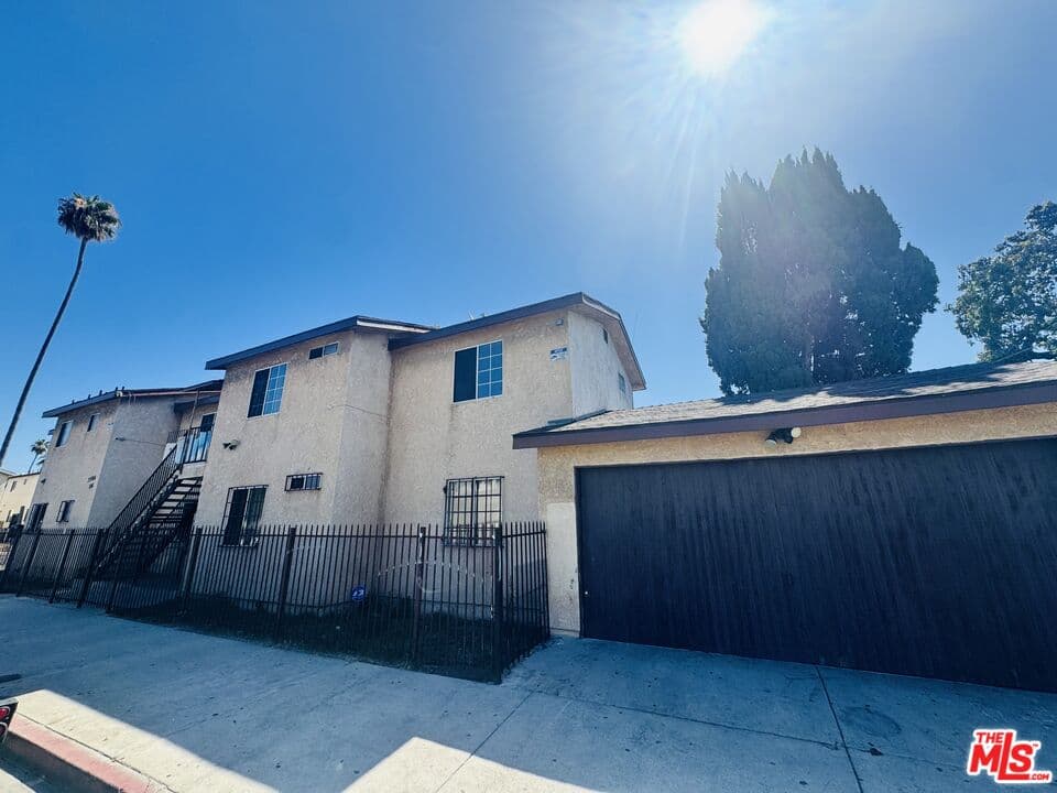 3 bd, 2 ba Apartment in Los Angeles, CA — $3,400/mo — photo 2