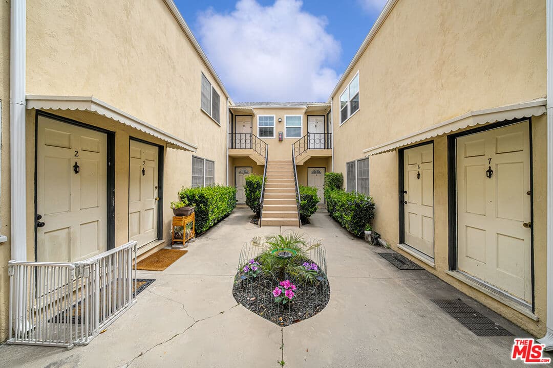 Studio, 1 ba Apartment in Los Angeles, CA — $1,850/mo — photo 2