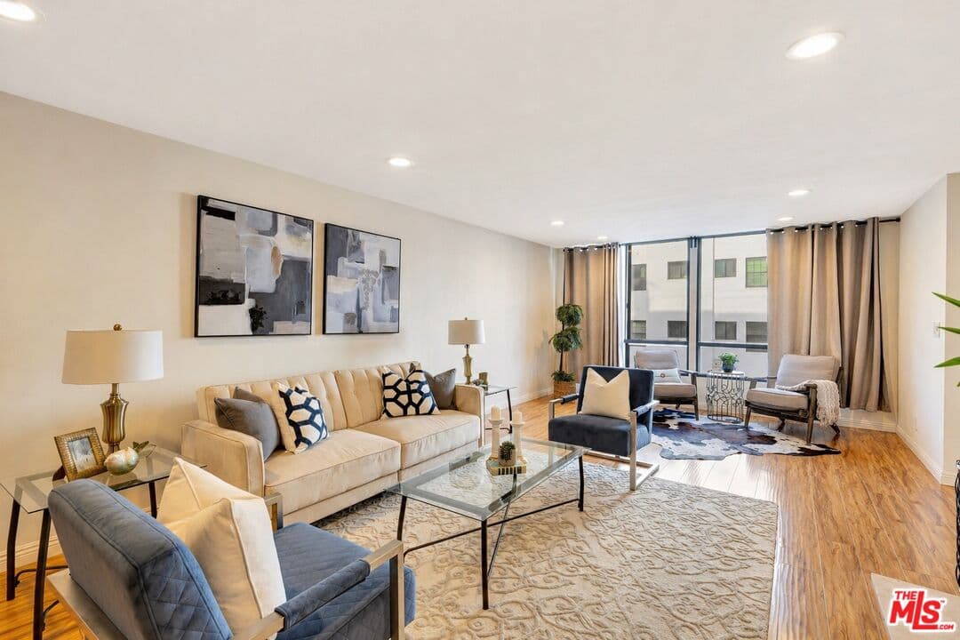 2 bd, 2 ba Condo in Los Angeles, CA — $4,050/mo — photo 2