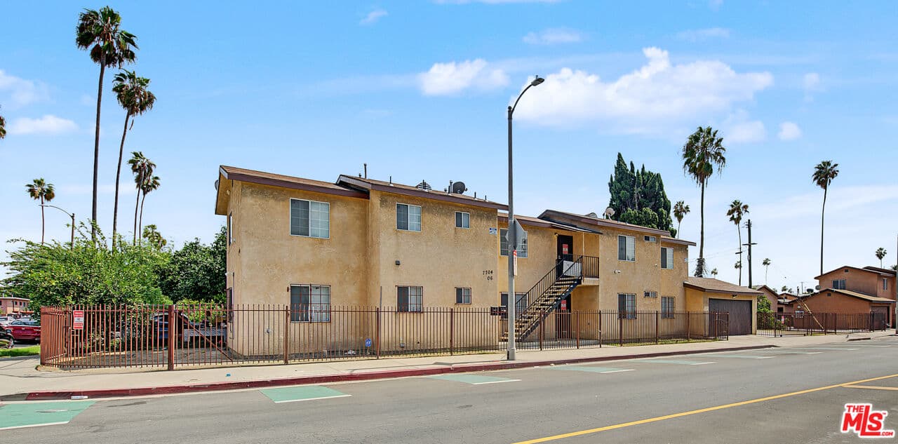 3 bd, 2 ba Apartment in Los Angeles, CA — $3,400/mo — photo 2