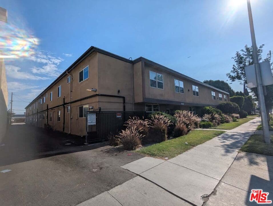 2 bd, 1 ba Apartment in Downey, CA — $2,300/mo — photo 2