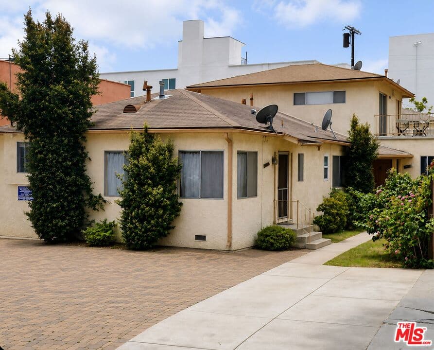 3 bd, 2 ba Apartment in Los Angeles, CA — $4,795/mo — photo 1