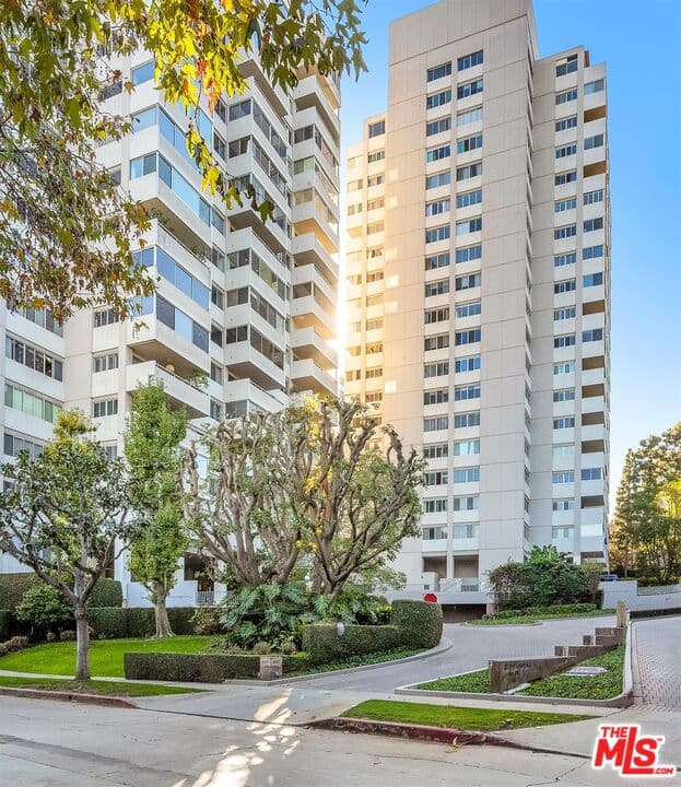 1 bd, 1 ba Condo in Los Angeles, CA — $5,200/mo — photo 2