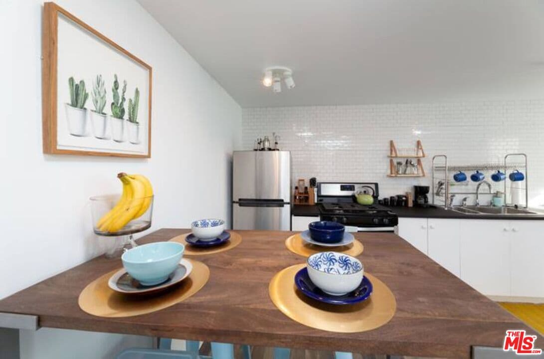 Studio, 1 ba House in Los Angeles, CA — $1,850/mo — photo 2