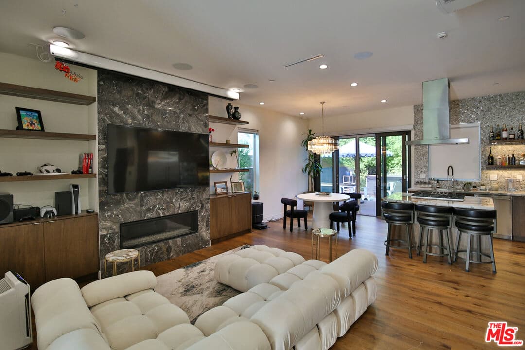3 bd, 3 ba Townhouse in Los Angeles, CA — $6,450/mo — photo 2