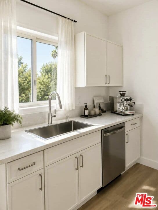 3 bd, 2 ba Apartment in Los Angeles, CA — $4,400/mo — photo 2