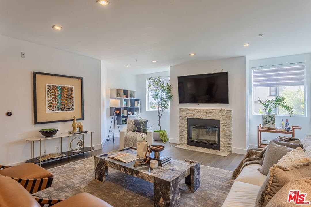 3 bd, 3 ba Condo in Beverly Hills, CA — $7,450/mo — photo 2