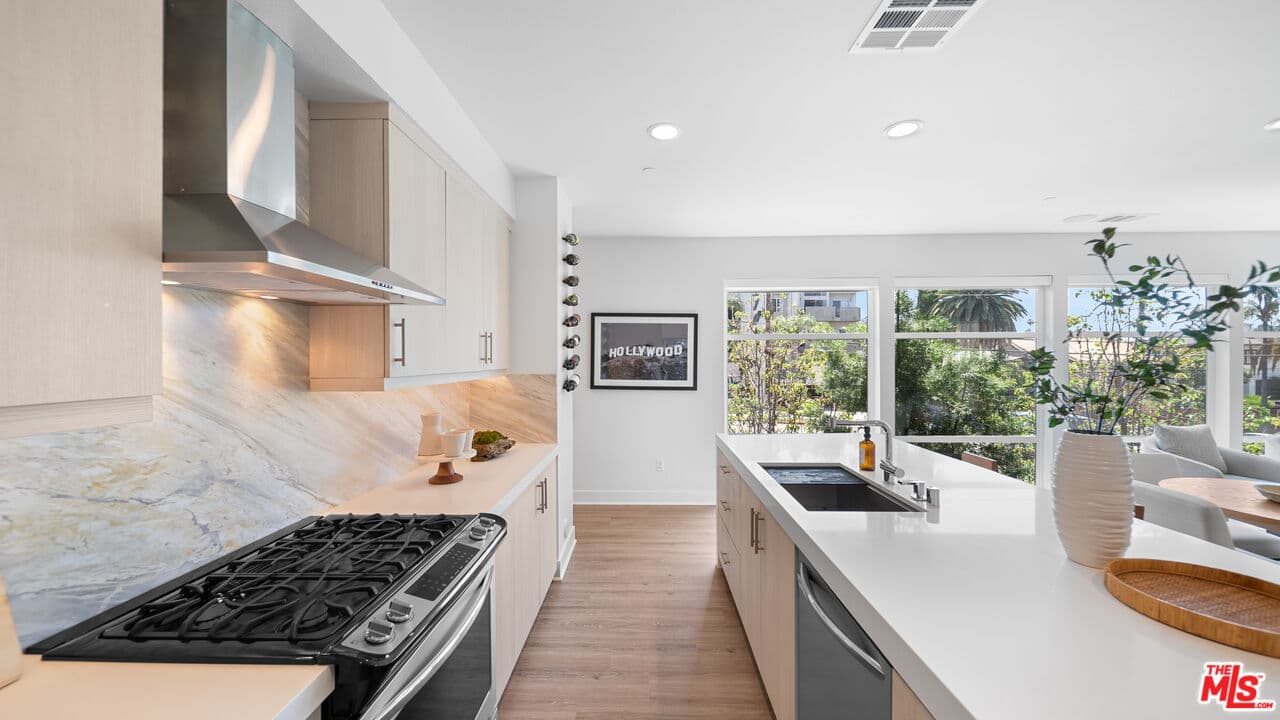 3 bd, 4 ba Condo in Los Angeles, CA — $5,850/mo — photo 2