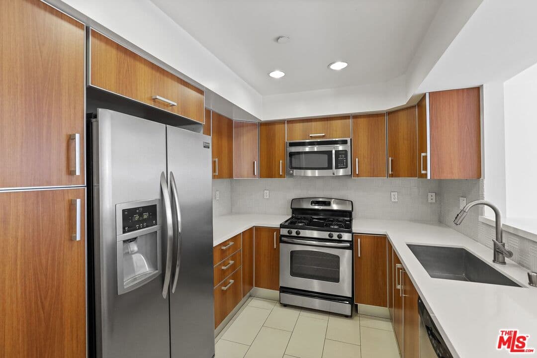 3 bd, 3 ba Townhouse in Los Angeles, CA — $4,795/mo — photo 2