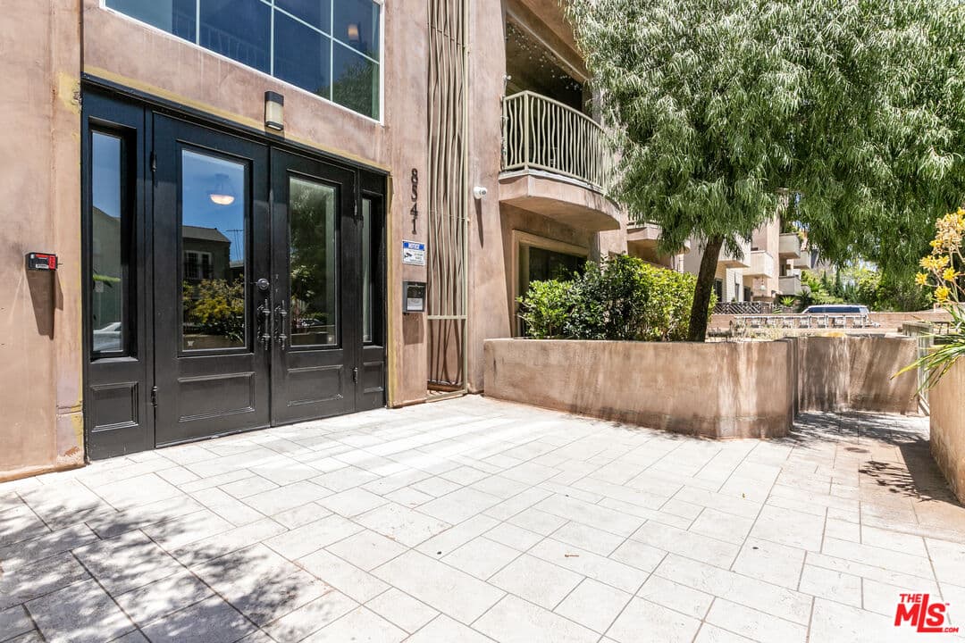 3 bd, 3 ba Condo in Los Angeles, CA — $4,000/mo — photo 2